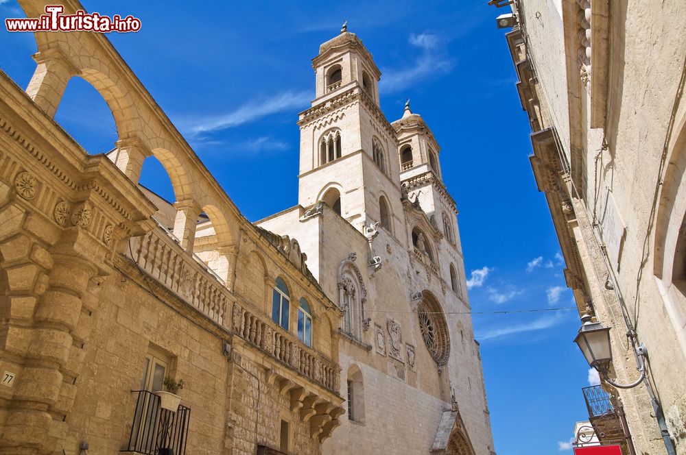 Immagine Un suggestivo scorcio della cattedrale di Altamura, Puglia. A caratterizzare la facciata ci sono due alti campanili raccordati fra loro da una loggetta con balaustra.