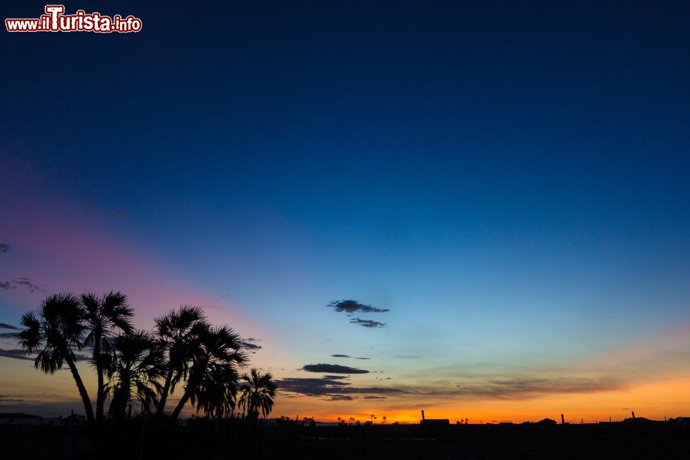 Immagine Un suggestivo tramonto a Loiyangalani, Marsabit, Kenya. Siamo nei pressi del lago Turkana, nella Rift Valley.