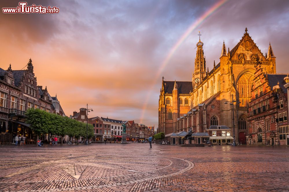 Immagine Un suggestivo tramonto su Grote Markt a Haarlem, Olanda.