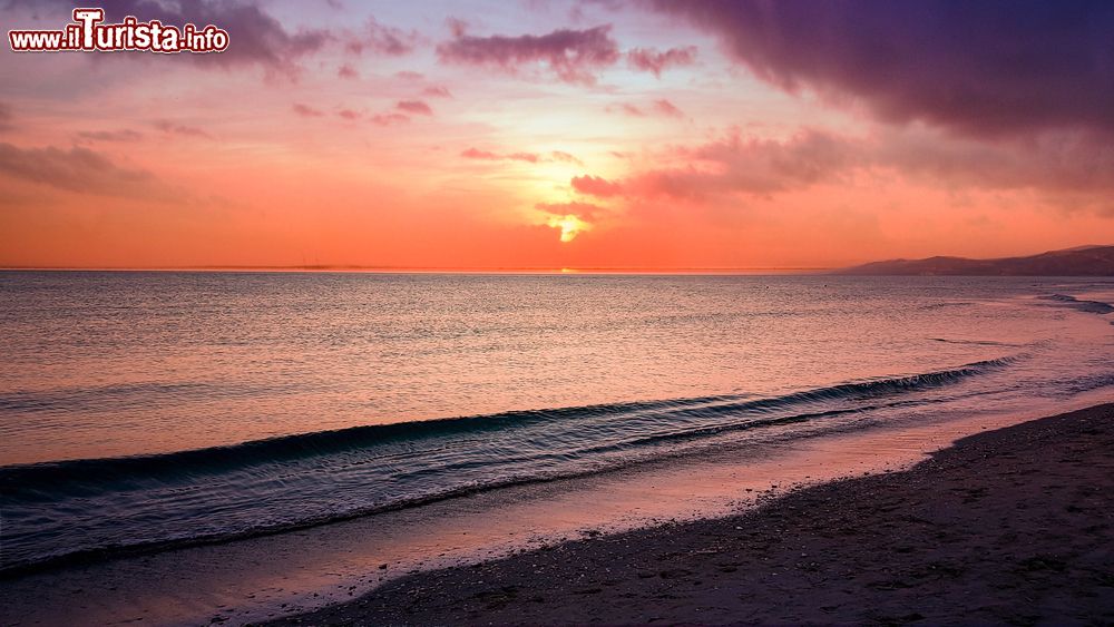 Immagine Un suggestivo tramonto sulla spiaggia di Ceuta, Mar Mediterraneo.