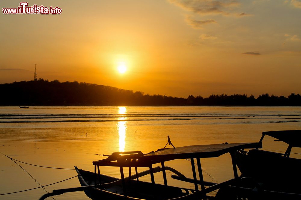Immagine Un suggestivo tramonto sull'isola di Gili Meno, Indonesia. E' considerata la più bella dell'arcipelago forse anche per via delle ridotte dimensioni e delle poche strutture ricettive che la rendono friubile a pochi.