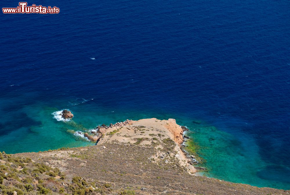 Immagine Un suggestivo tratto selvaggio della costa di Nisyros, Grecia, vista dall'alto.