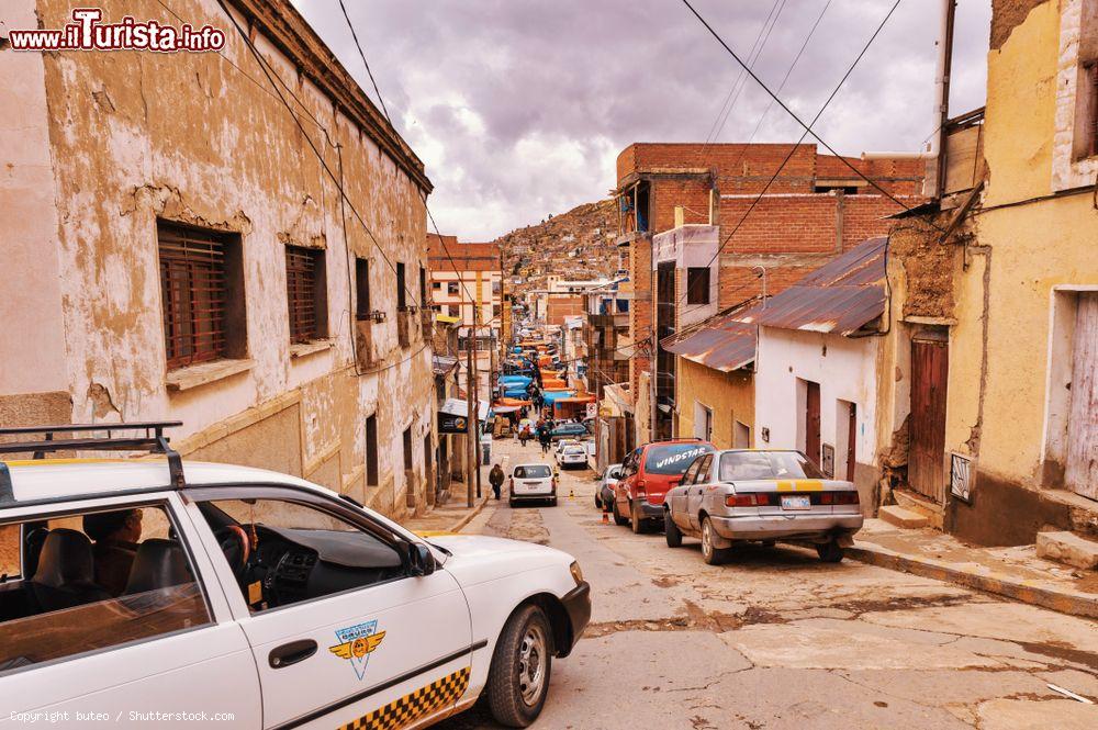 Immagine Un taxi nel centro storico di Oruro, Bolivia - © buteo / Shutterstock.com