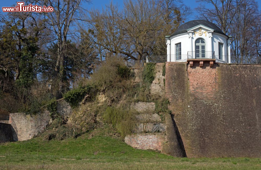 Immagine Un tempietto sulle sponde del fiume Meno, Germania.