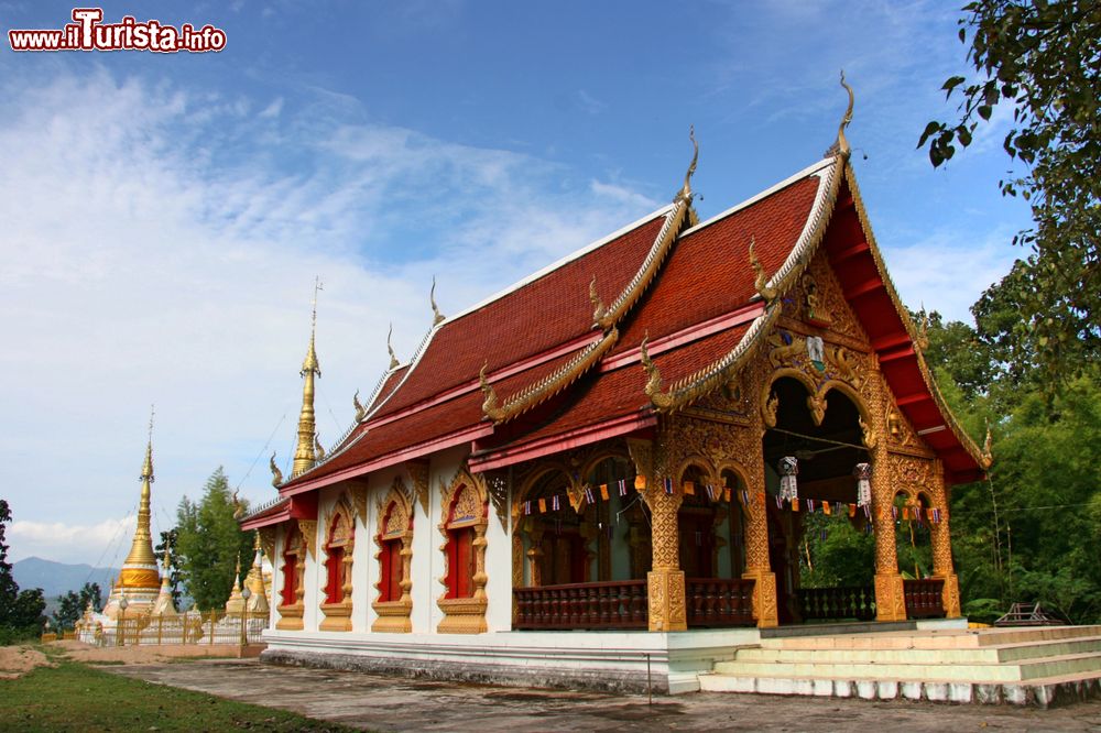 Immagine Un tempio con decori nella provincia di Mae Hong Son, Thailandia.