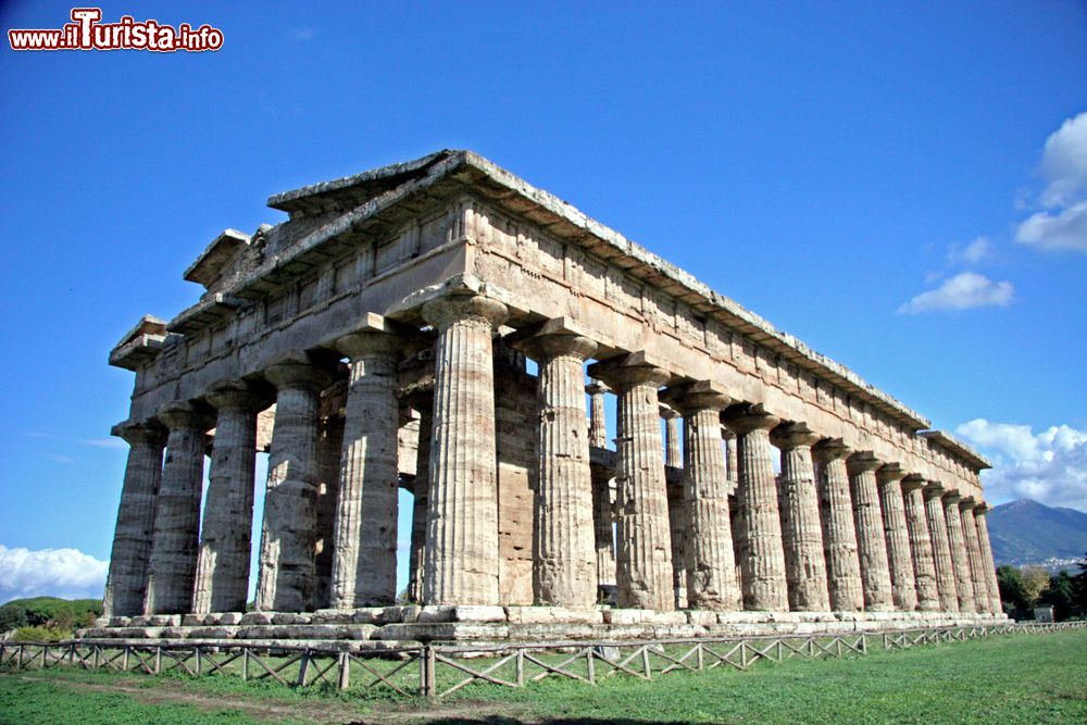 Immagine Un tempio greco del sito archeologico di Paestum, comune di Capaccio in Campania