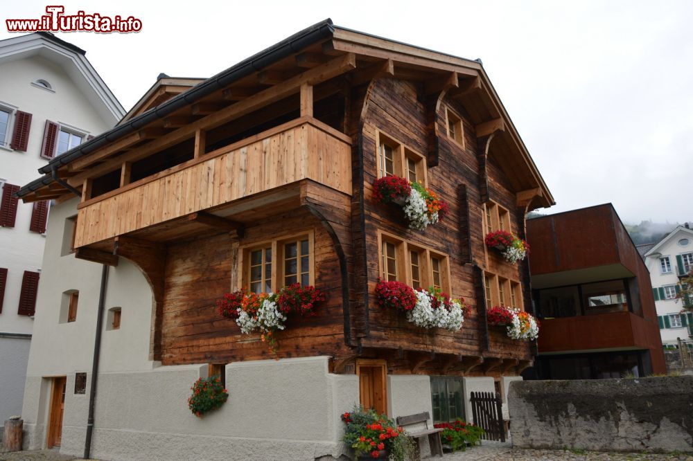 Immagine Un tipico chalet in legno nel centro di Andermatt, Svizzera. Siamo nel Canton Ur nella Valle di orsera, punto di confluenza delle strade che conducono a tre importanti passi alpini: San Gottardo, Furka e Oberalp.