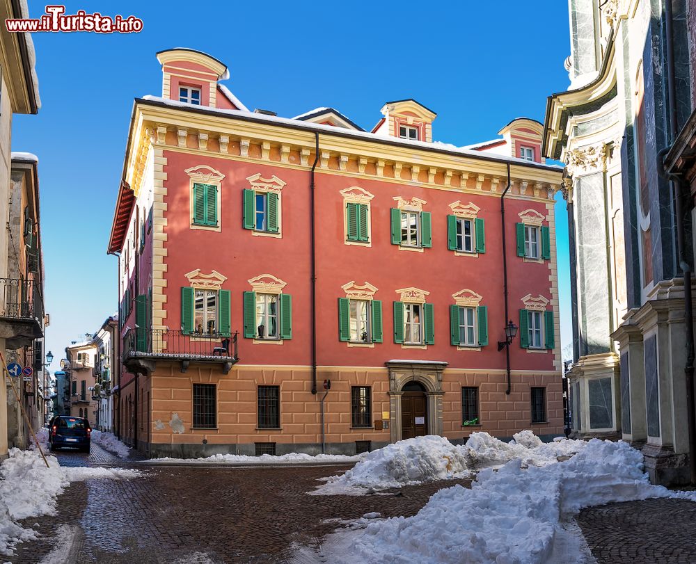 Immagine Un tipico edificio dalla facciata colorata su una stradina innevata della città di Cuneo, Piemonte