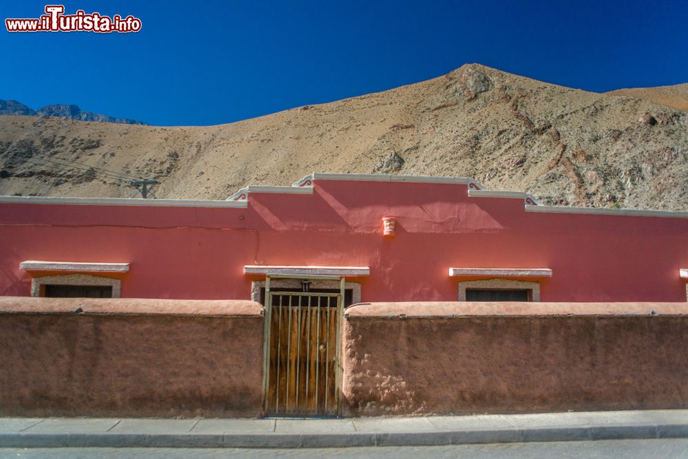 Immagine Un tipico edificio nel villaggio di Pisco Elqui, Cile. In questa località si contano circa 300 giornate all'anno di sole con un cielo azzurro e stellate mozzafiato.