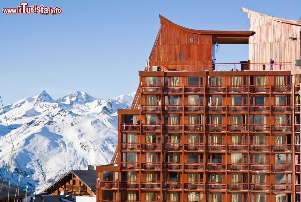 Immagine Un tipico hotel in legno a Les Arcs, Savoia, Francia.