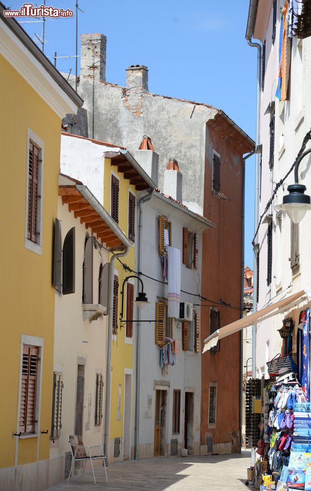 Immagine Un tipico vicolo di Fazana, Croazia. Questa graziosa località è una delle mete più visitate della costa occidentale dell'Istria.