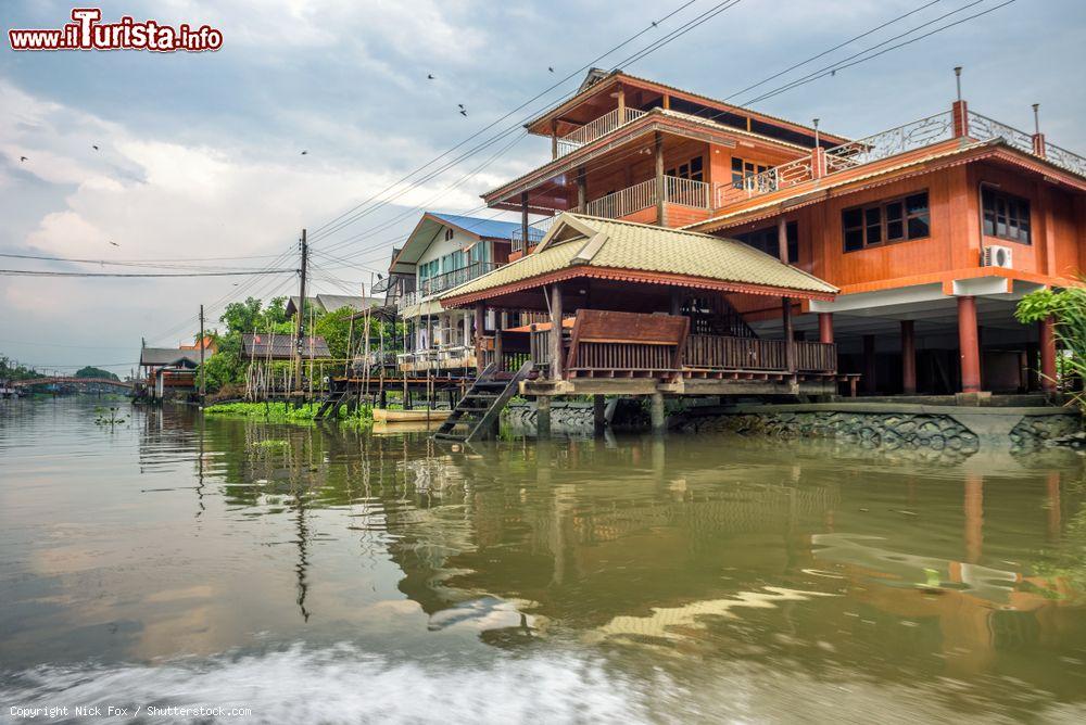 Immagine Un tipico villaggio lungofiume nella regione di Nonthaburi, Thailandia, vicino a Bangkok. Una suggestiva immagine scattata dal canale Bang Kruai - © Nick Fox / Shutterstock.com