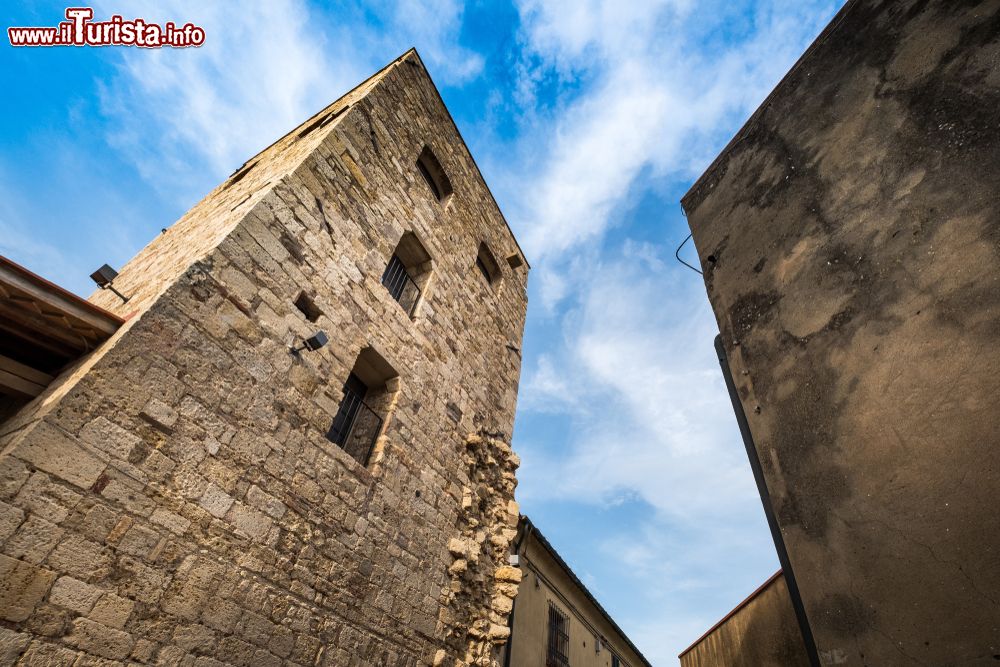 Immagine Un torre medievale nel centro storico di Bibbona, borgo della Toscana