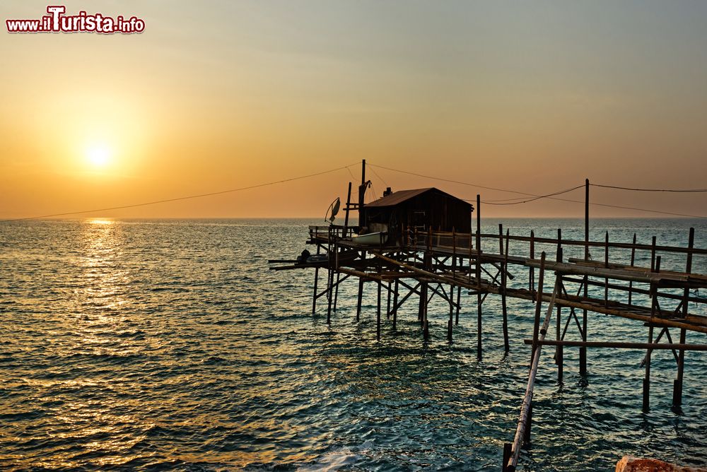 Immagine Un trabucco fotografato al tramonto a Termoli sul mare Adriatico, Molise.