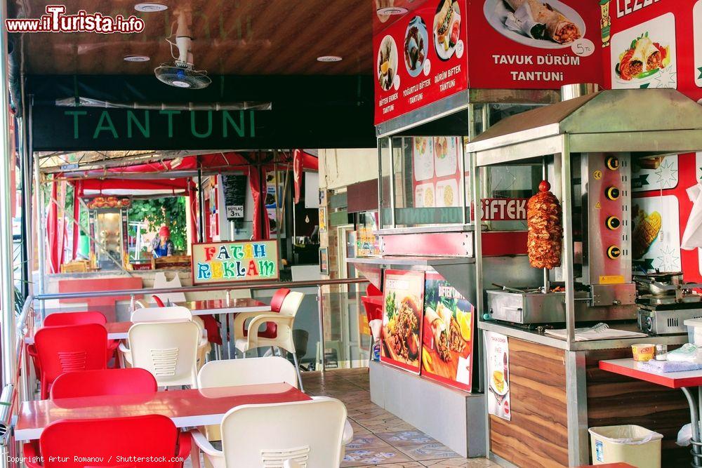 Immagine Un tradizionale café di strada affacciato su una via di Alanya, Turchia - © Artur Romanov / Shutterstock.com