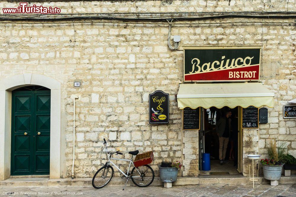 Immagine Un tradizionale caffé nel centro storico di Trani, Puglia - © Francesco Bonino / Shutterstock.com