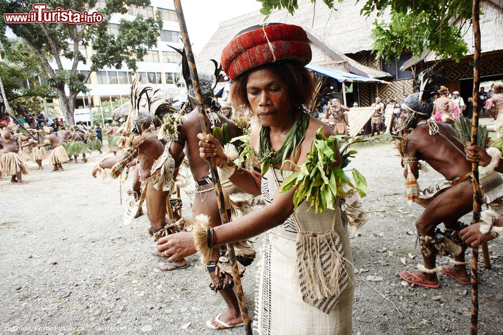 Immagine Un tradizionale gruppo di danzatori dalla provincia di Temotu, Honiara, isole Solomone. Le donne indossano un tipico copricapo da matrimonio - © Richard Majchrzak / Shutterstock.com