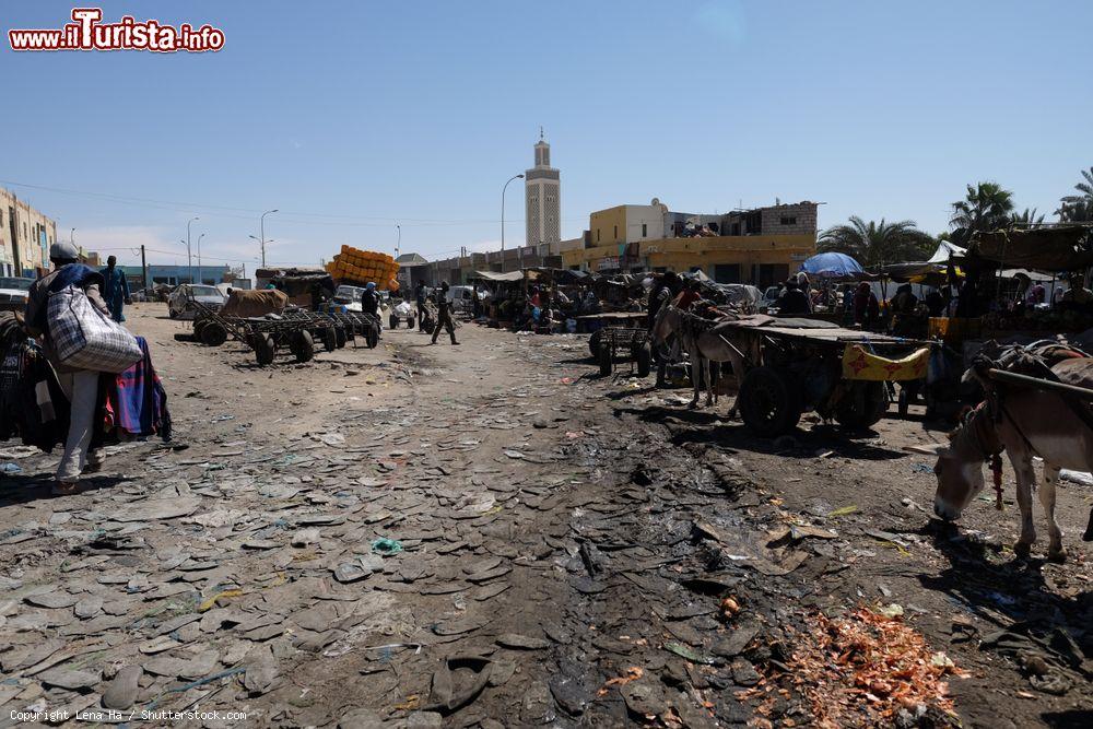 Immagine Un tradizionale mercato di strada nella città di Nouakchott, Mauritania - © Lena Ha / Shutterstock.com