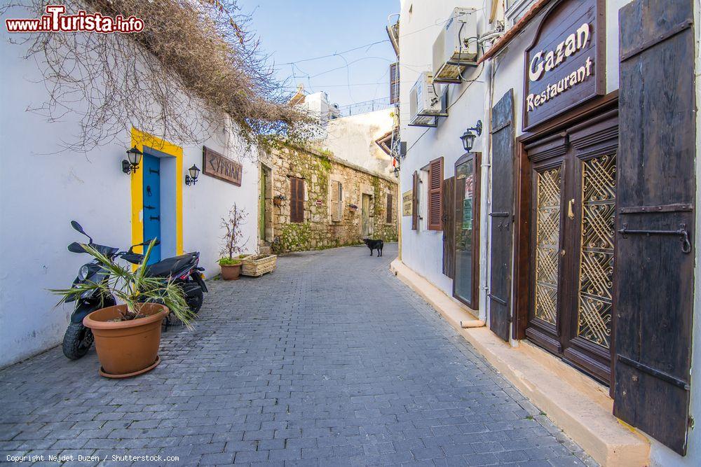 Immagine Un tradizionale vicolo nel centro storico di Kyrenia, Cipro, una delle destinazioni turistiche più popolari nel nord dell'isola - © Nejdet Duzen / Shutterstock.com