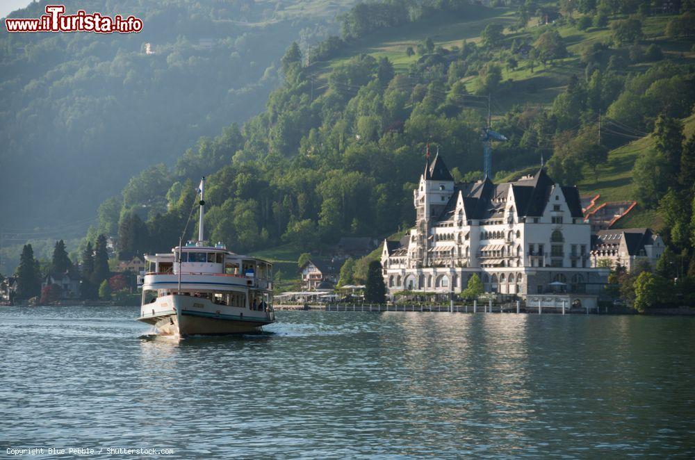 Immagine Un traghetto in arrivo al porto di Vitznau, Svizzera, in un pomeriggio soleggiato - © Blue Pebble / Shutterstock.com