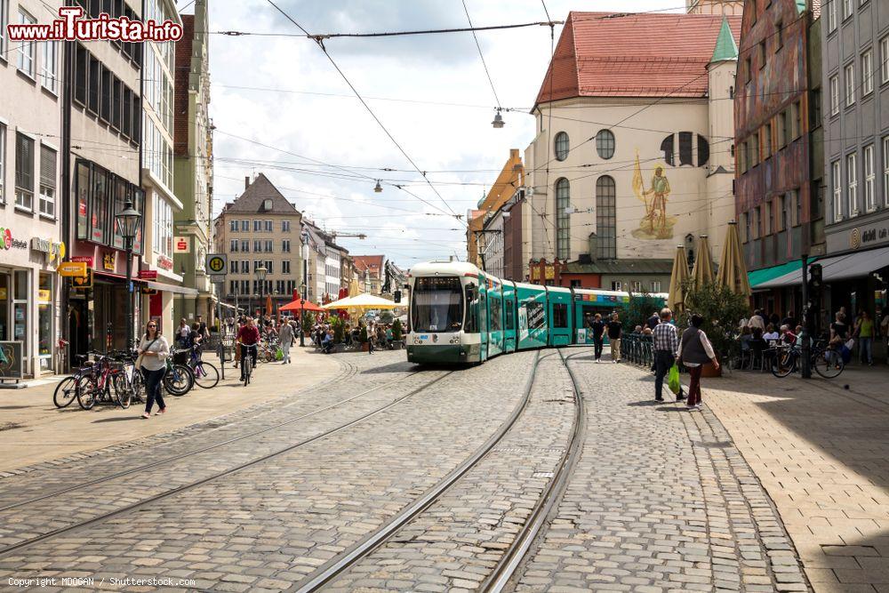 Immagine Un tram in transito in Marketplace a Augusta, Germania  - © MDOGAN / Shutterstock.com