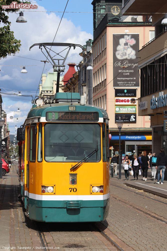 Immagine Un tram in una strada della città di Norrkoping, Svezia. Questa città è l'ottava più grande del paese con una popolazione di quasi 140 mila abitanti - © Tupungato / Shutterstock.com