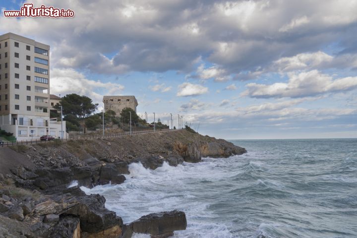 Immagine Un tratto costiero a Oropesa del Mar, Spagna. Il cielo grigio e nuvoloso rende altrettanto suggestivo questo panorama della costa cittadina quasi sempre soleggiata