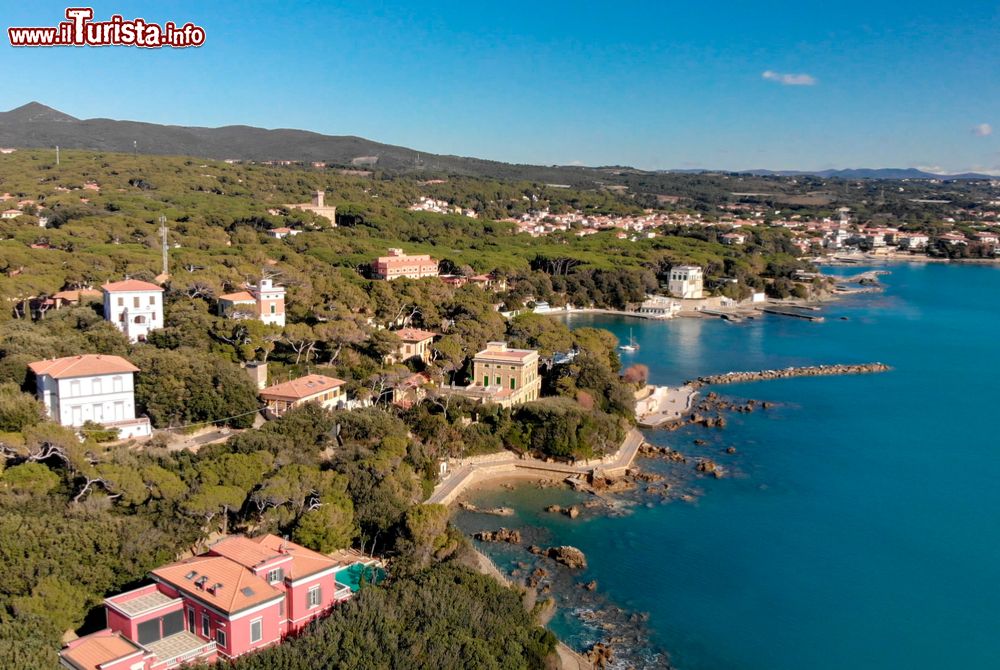 Immagine Un tratto costiero del borgo di Castiglioncello, Toscana, visto dall'aereo.