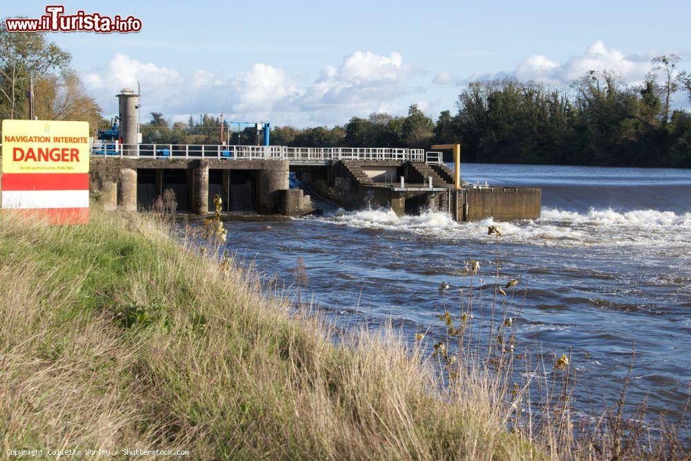 Immagine Un tratto del fiume Dordogna nel Comune di Bergerac, Francia. Qui, un segnale di pericolo nei pressi della diga - © Collette Worley / Shutterstock.com