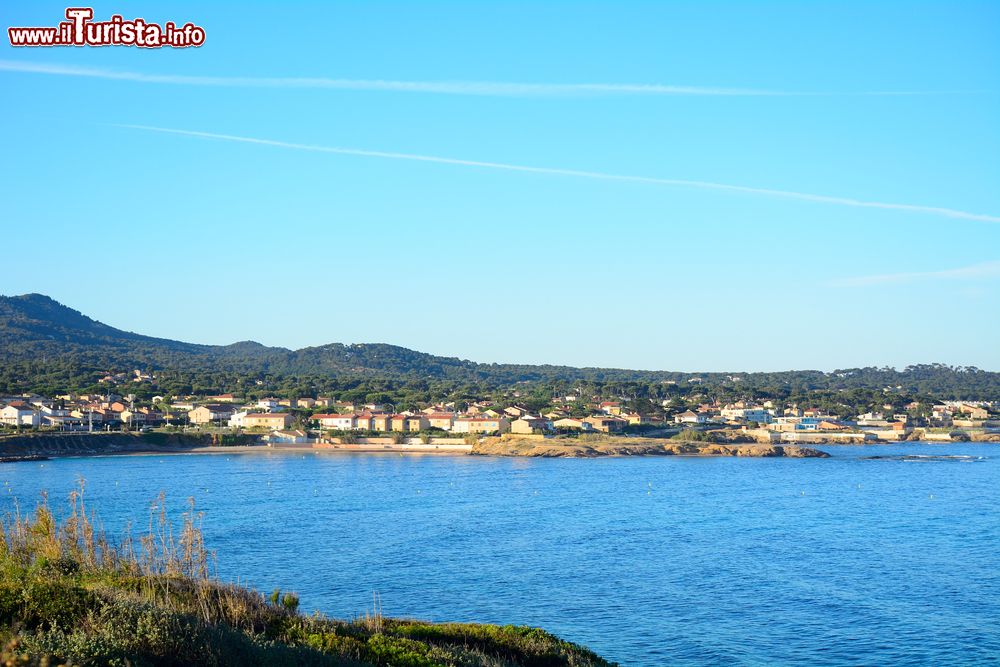 Immagine Un tratto del litorale a Six-Fours-les-Plages, Francia. Rinomata stazione balneare sin dagli inizi del Novecento, questa località è anche un'importante destinazione sportiva.