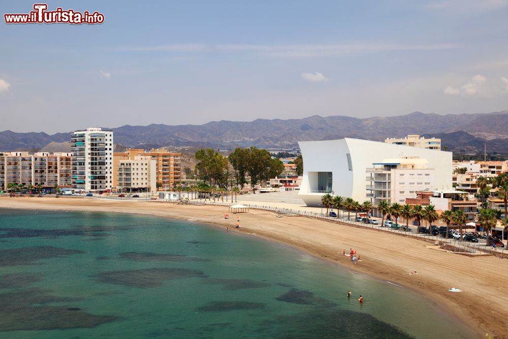 Immagine Un tratto del litorale di Aguilas, Spagna. Questa bella città portuale è situata nel cuore della Costa Calida.