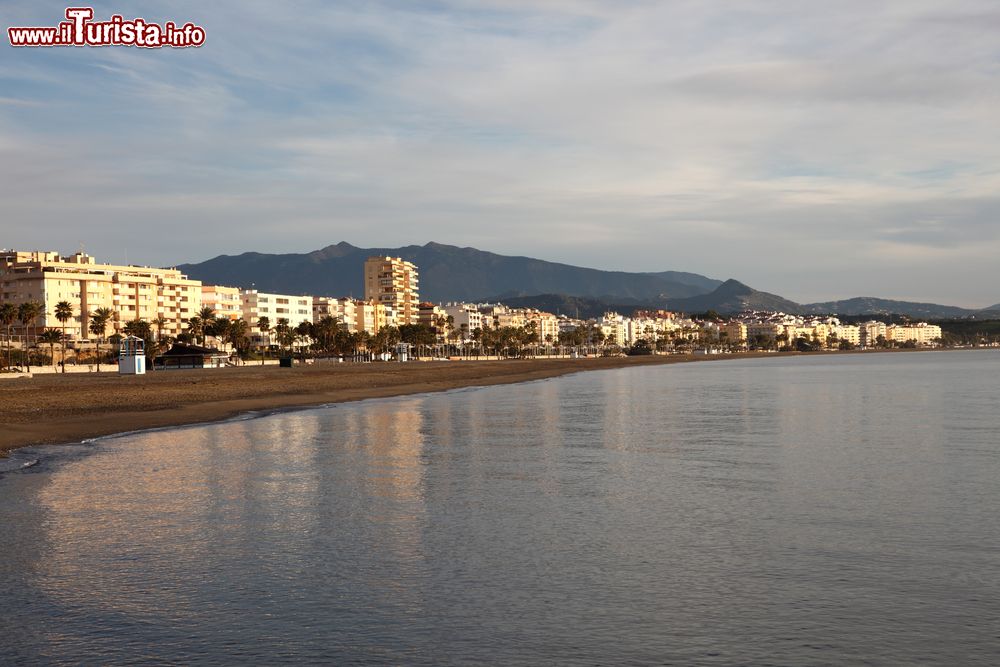 Immagine Un tratto del litorale di Estepona (Spagna) vista al crepuscolo. Estepona è una delle località marittime che impreziosiscono la Costa del Sol assieme a Marbella e Fuengirola.