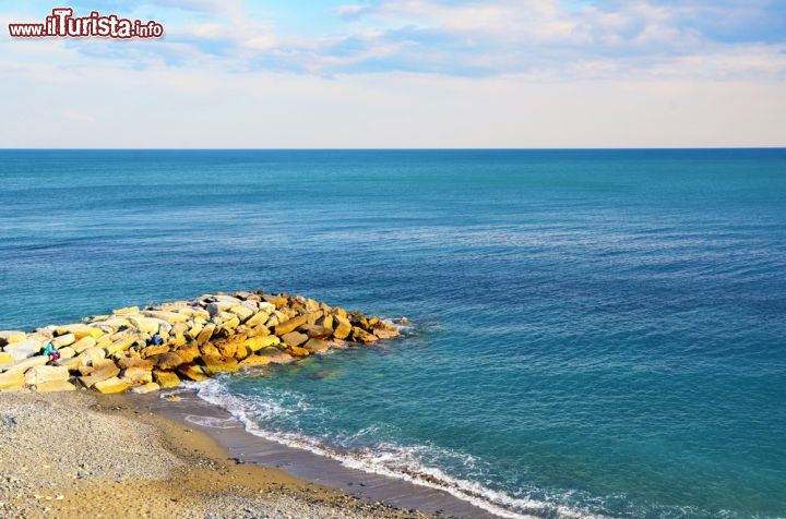 Immagine Un tratto della costa di Arenzano, provincia di Genova, Liguria. Il territorio di questo Comune è situato sulla costa della Riviera ligure di Ponente, all'interno di un'insenatura chiusa da Capo San Martino a ovest di Genova.