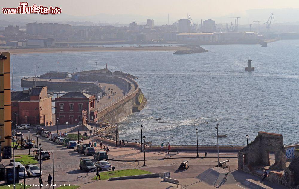 Immagine Un tratto della costa di Gijon, nord della Spagna. Pesca, commercio e in seguito turismo hanno decretato il successo economico di questa cittadina - © Andrew Babble / Shutterstock.com