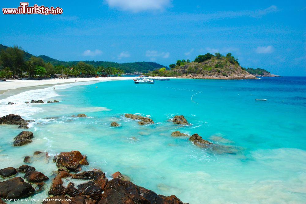 Immagine Un tratto della costa di Palau Redang, Malesia: turisti nuotano nelle acque del Mar Cinese Meridionale - © Alan Tow / Shutterstock.com