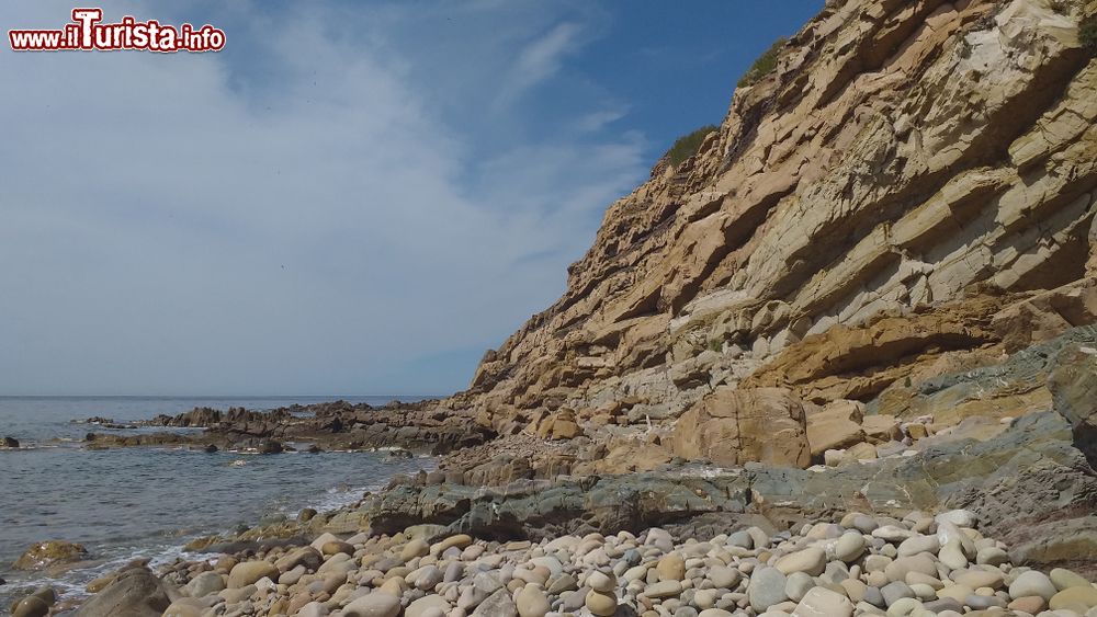 Immagine Un tratto della costa di Saint-Mandrier-sur-Mer, Francia. Questa cittadina fondata nel 1950 si trova nella regione della Provenza-Alpi-Costa Azzurra.