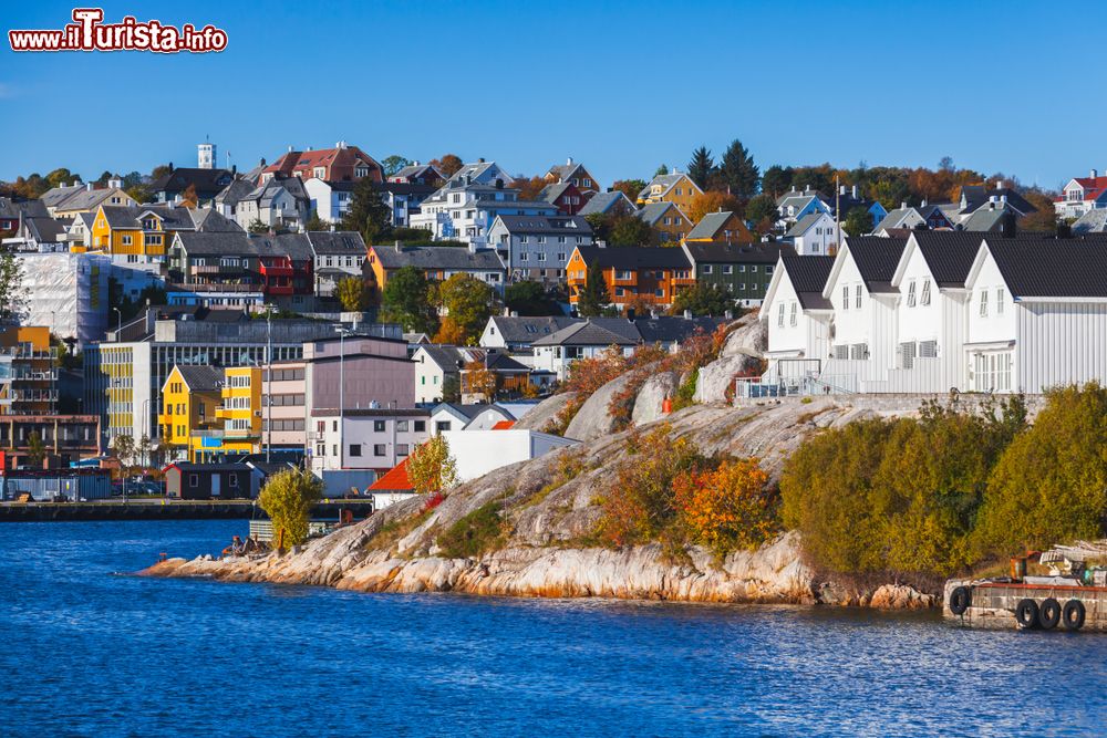 Immagine Un tratto della costa norvegese di Kristiansund, Norvegia, con le sue case in legno colorate abbarbicate sulla roccia.