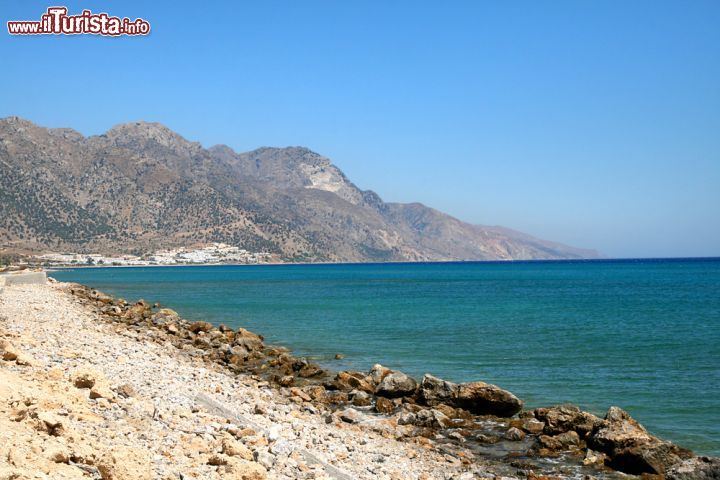 Immagine Un tratto della costa rocciosa dell'isola di Kos, Grecia - © Pawel Kielpinski / Shutterstock.com