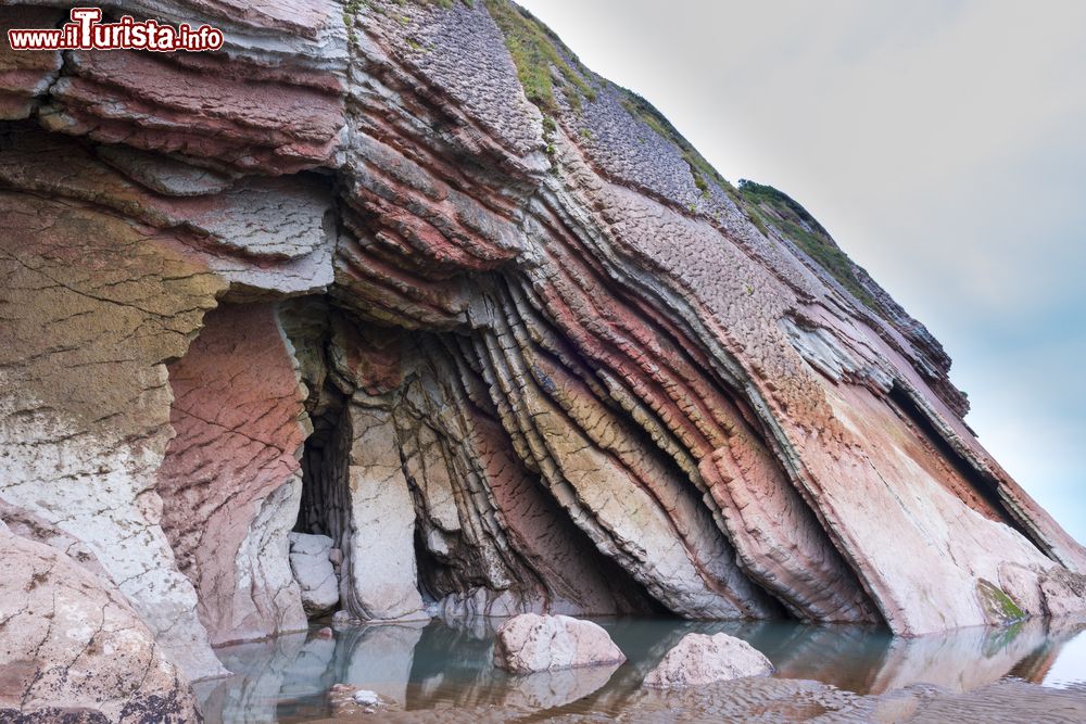 Immagine Un tratto della costa rocciosa di Zumaia, Paesi Baschi, Spagna. Le splendide formazioni rocciose che caratterizzano questo litorale attirano ogni anno migliaia di turisti.