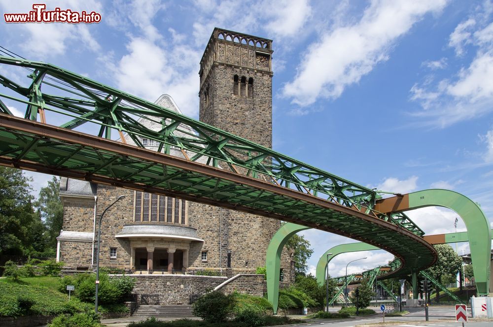 Immagine Un tratto della ferrovia sospesa di Wuppertal, Germania. I treni corrono ad un'altezza di circa 8 metri da terra e attraversano velocemente i diversi quartieri cittadini.