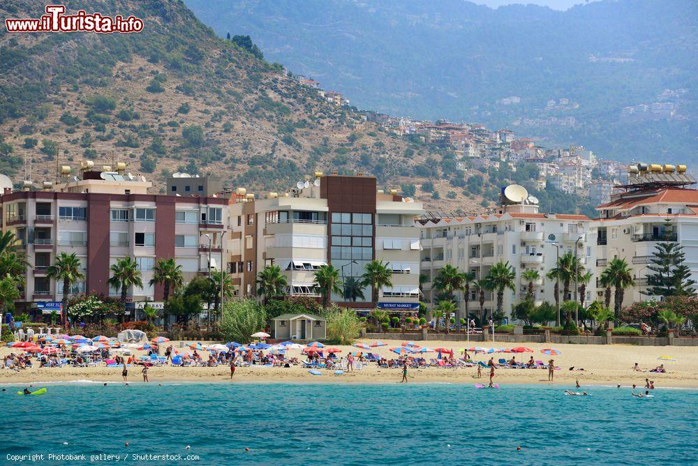 Immagine Un tratto della spiaggia di Alanya, Turchia, visto dal mare. Il clima mediterraneo, le attrazioni naturali e il ricco patrimonio storico rendono questa località una perfetta meta turistica - © Photobank gallery / Shutterstock.com