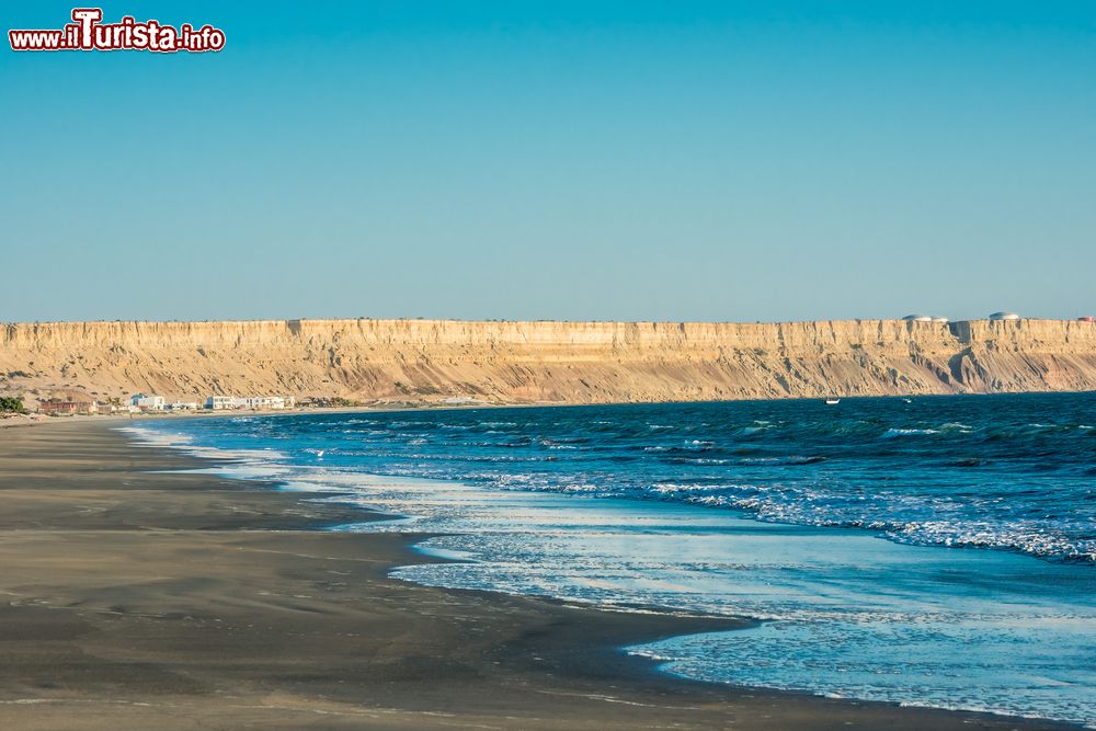 Immagine Un tratto della spiaggia di Colan sulla costa peruviana di Piura. Il litorale sabbioso è lambito dalle acque dell'Oceano Pacifico.