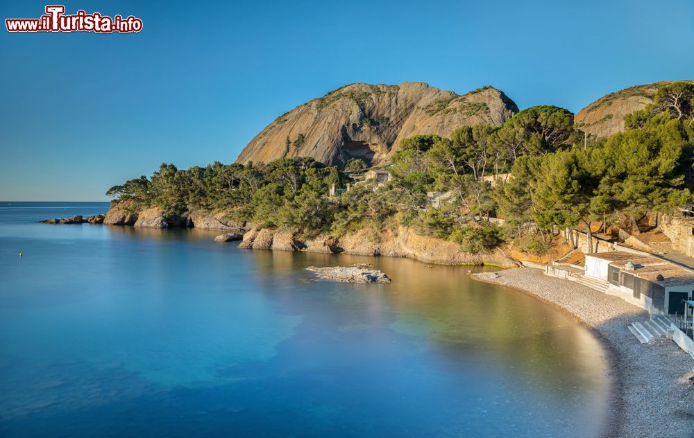 Immagine Un tratto della spiaggia di La Ciotat (Francia) al parco Mugel. Questo splendido parco comunale affacciato sulla costa del Mediterraneo, fra Marsiglia e Tolone, è elencato fra i "notevoli giardini" dal Ministero della cultura francese.