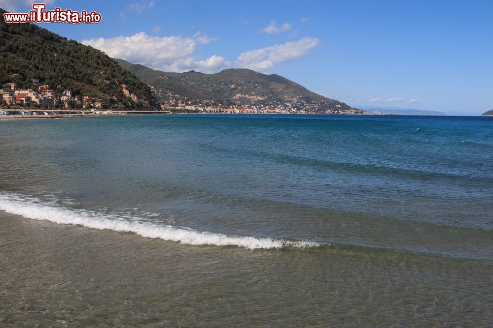 Immagine Un tratto della spiaggia di Laigueglia, Liguria. Il paese si estende fra Capo Santa Croce e Capo Mele.