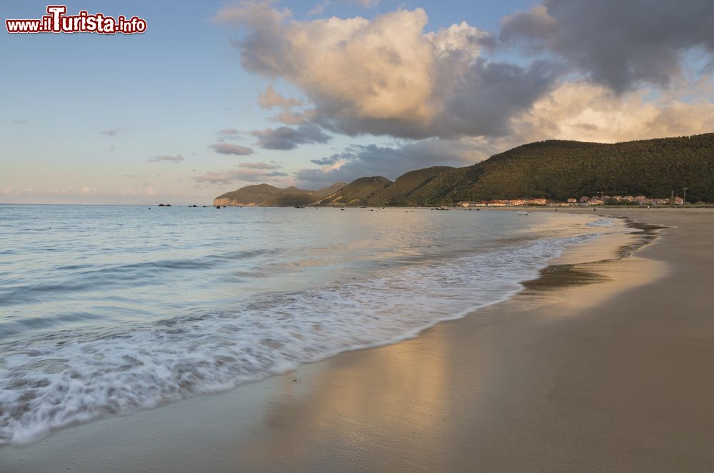 Immagine Un tratto della spiaggia di Trengandin in Cantabria, Spagna. Sullo sfondo la città di Noja al tramonto. Lunga più di 3 chilometri, possiede una vista magnifica dato che nelle vicinanze si trova il monte Mijedo e il Brusco. Perfetta per il relax.