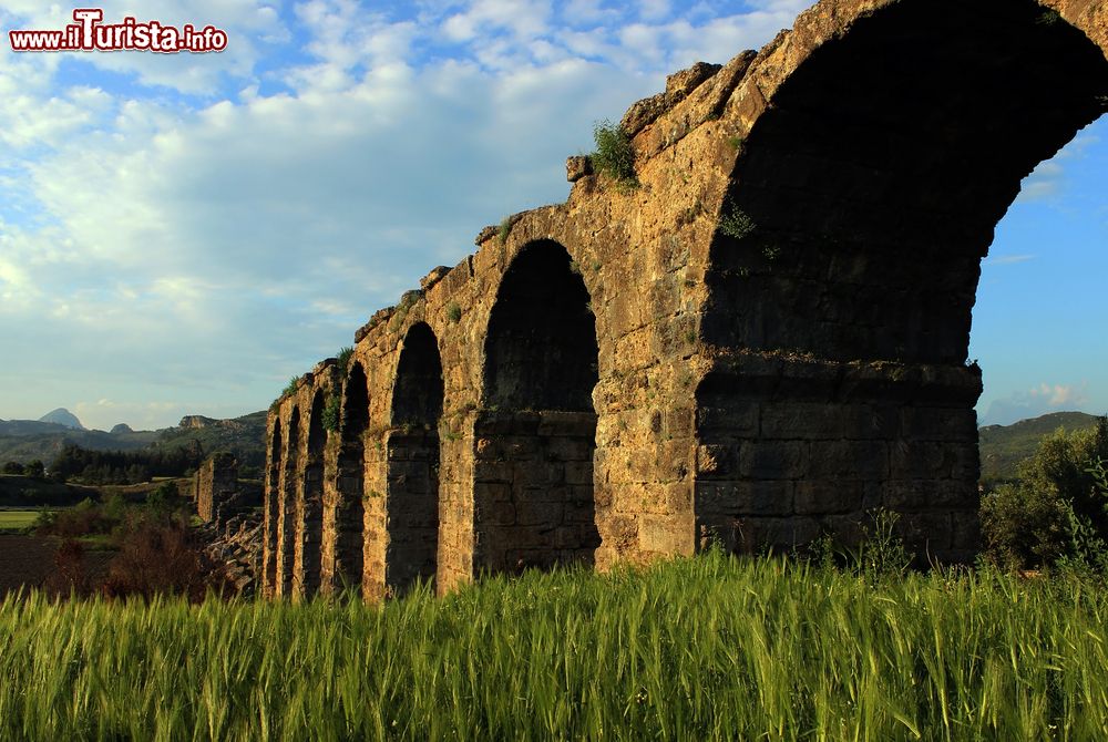 Immagine Un tratto dell'antico acquedotto romano di Aspendos fotografato al tramonto, Turchia. Venne eretto per volere di Claudio Erymneo che si occupò anche di sostenere tutte le spese della sua costruzione.