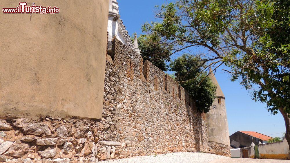 Immagine Un tratto delle antiche mura di Viana do Alentejo, Portogallo, costruite in pietra - © Joaquin Ossorio Castillo / Shutterstock.com