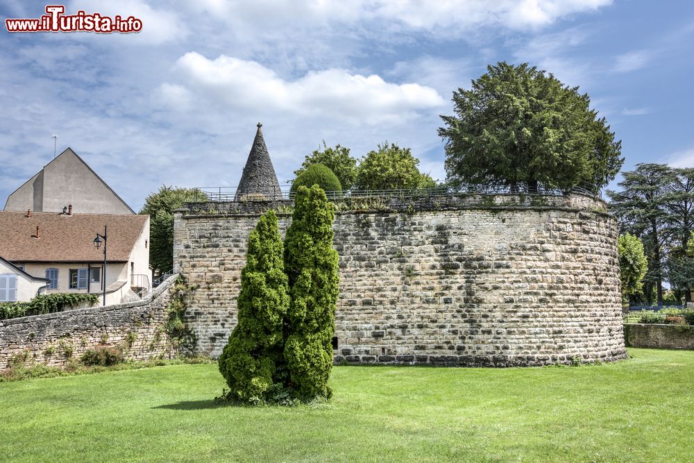 Immagine Un tratto delle mura cittadine di Beaune, Francia. Siamo in uno dei centri principali della Borgogna per la produzione del vino.
 