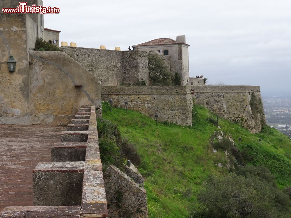 Immagine Un tratto delle mura del castello di Palmela, Portogallo. Fu costruito dagli arabi che scelsero il punto più alto della città, ideale per la difesa dagli attacchi dei nemici.