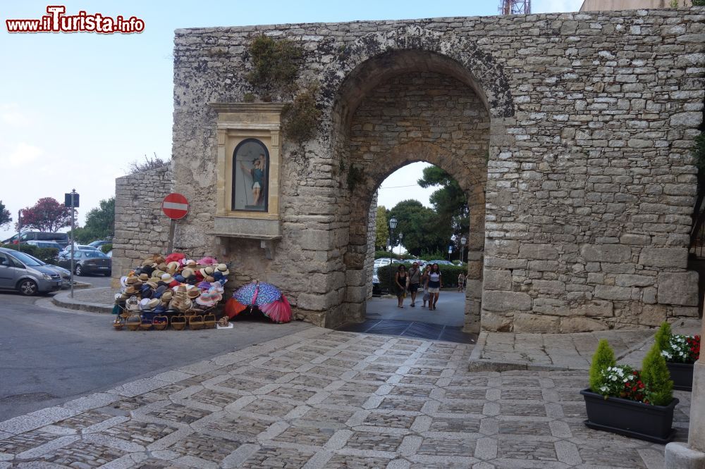 Immagine Un tratto delle mura difensive di Erice, provincia di Trapani (Sicilia).